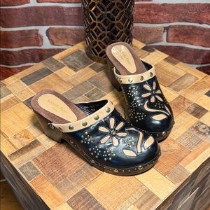 👡 Isabella Fiore Vintage Studded Clogs w/Rhinestones — Black / Cream — Sz 9L